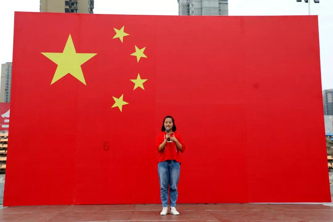 逃离残破的船只